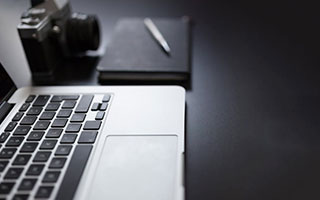 香蕉漫画三步校正：先问对象有没有偷换，再把字幕改成描述句（不费劲但管用）