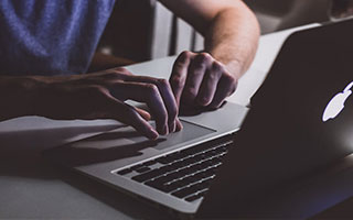 香蕉漫画三步校正：先问对象有没有偷换，再把字幕改成描述句（不费劲但管用）